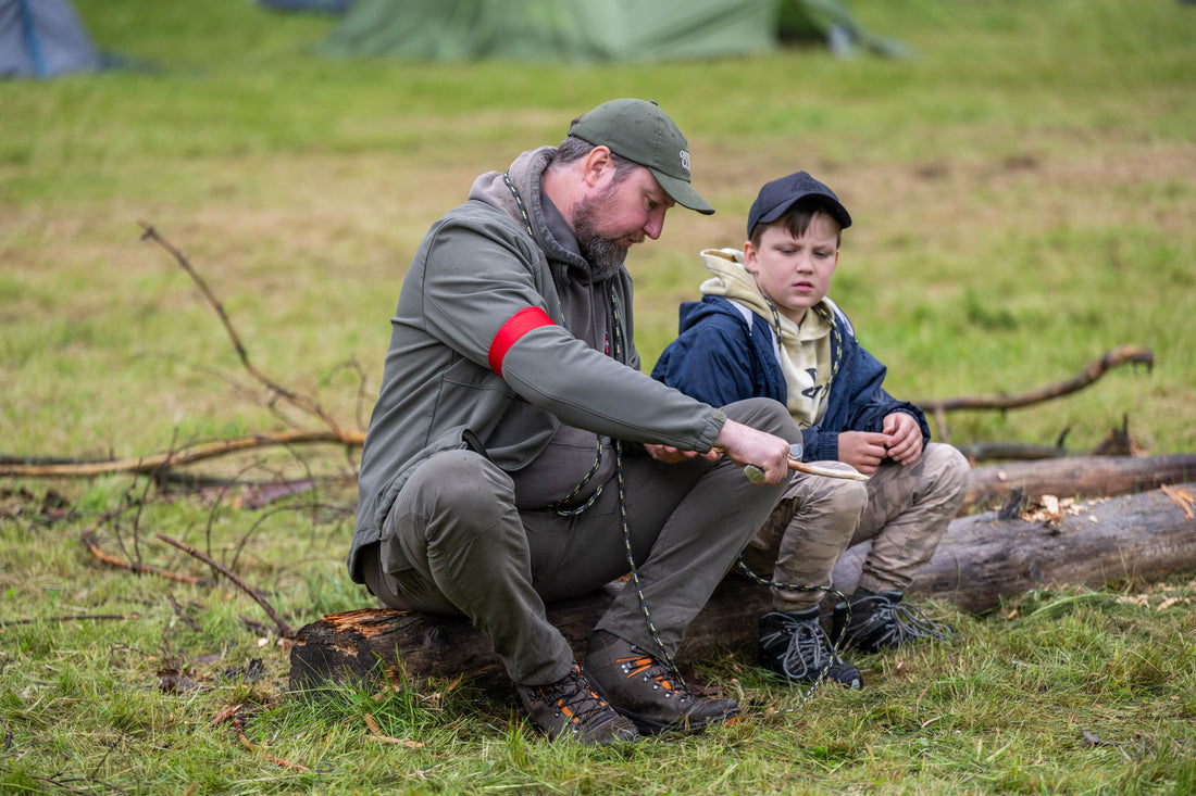 Tėtis ir sūnus sėdi drauge gamtoje